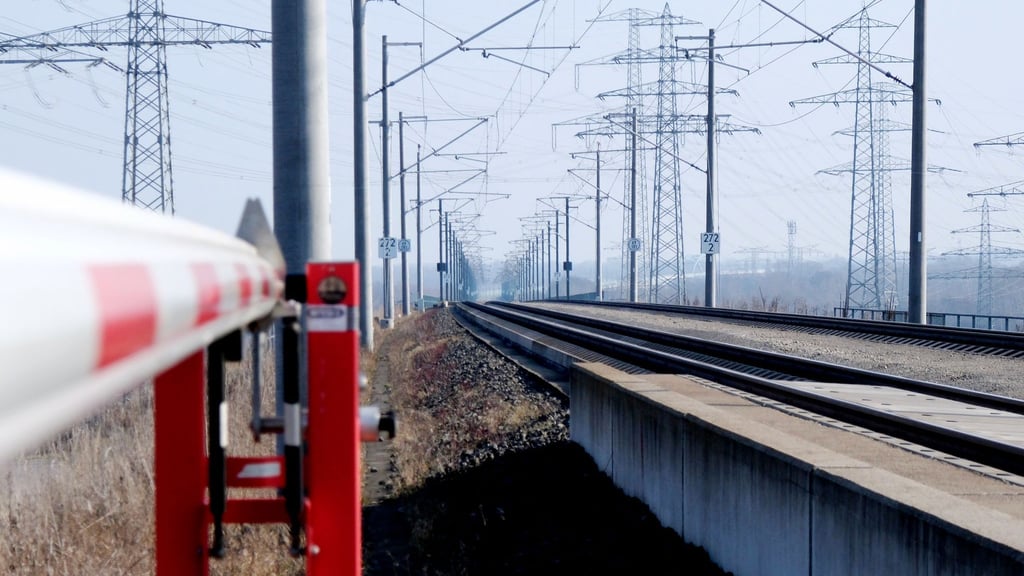Blick auf die Bahnstrecke Leipzig-Erfurt im Schkopauer Ortsteil Dörstewitz.
