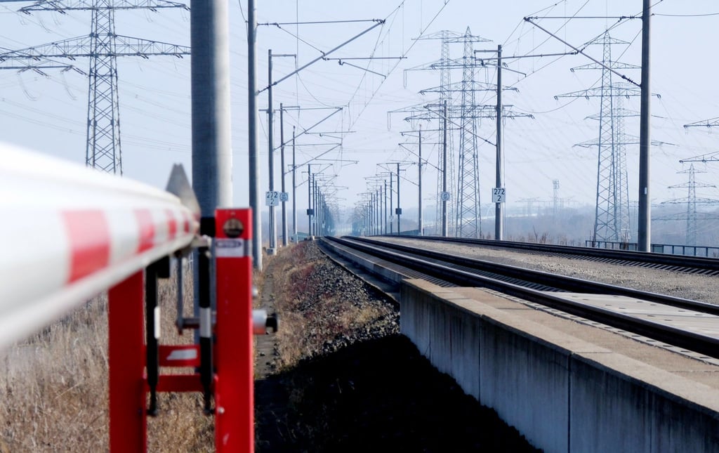 Blick auf die Bahnstrecke Leipzig-Erfurt im Schkopauer Ortsteil Dörstewitz.