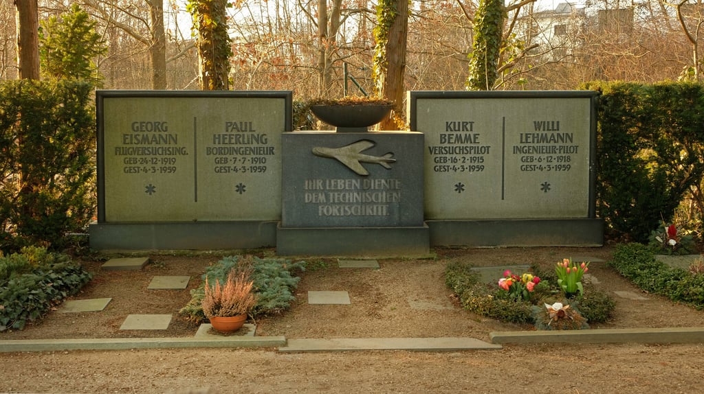 Erinnerung an die Besatzung: Das Grab der am 4. März 1959 bei einem Testflug über Ottendorf-Okrilla abgestürzten Baade-152 Crew.