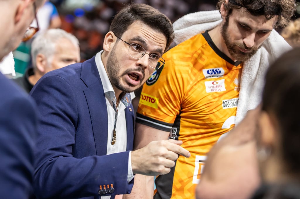 Trainer Alexandre Leal (l) und die Volleys stehen vor dem Aus. (Archivbild)