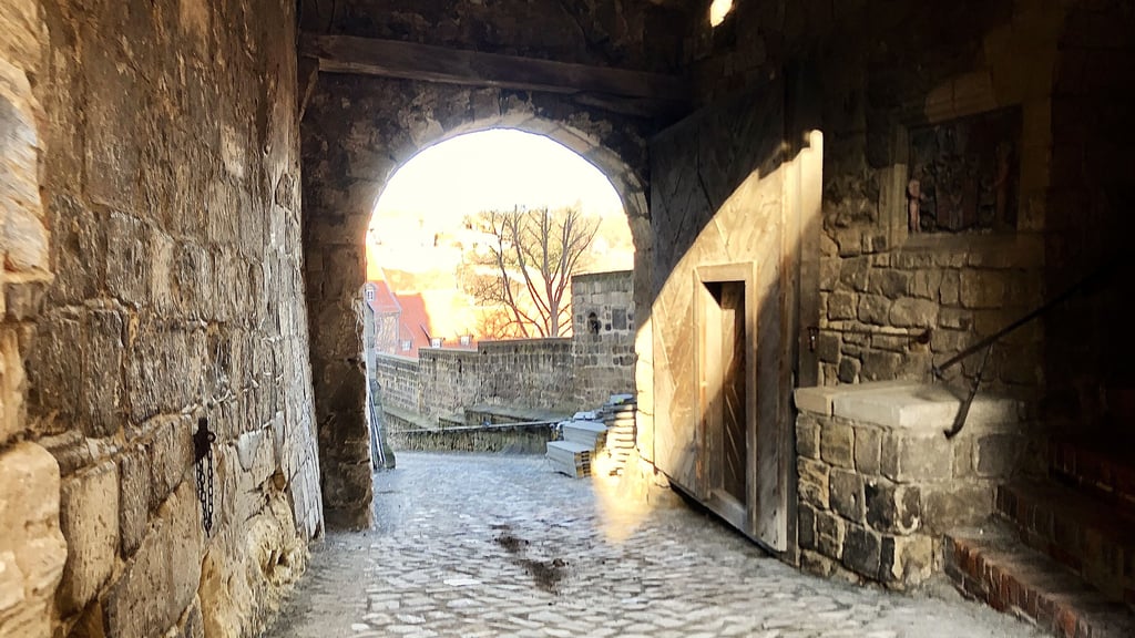Das große, alte Holztor im Torhaus des Stiftsbergensembles in Quedlinburg soll mit Hilfe von Spendengeld aufgearbeitet werden.