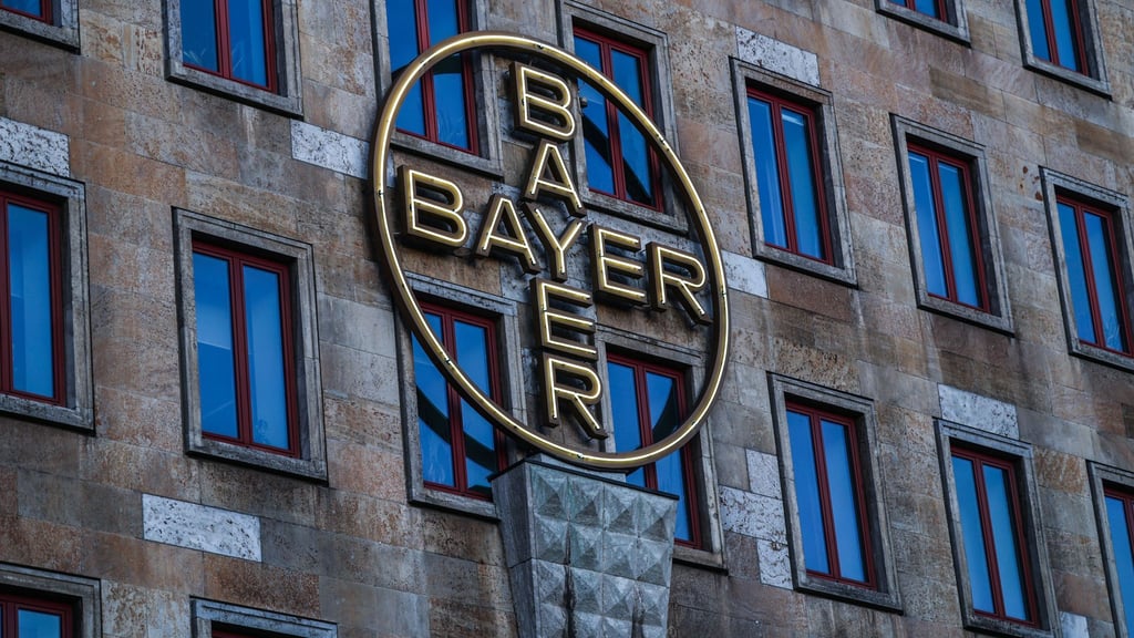 Das Bayerlogo an einem Verwaltungsgebäude in Leverkusen.