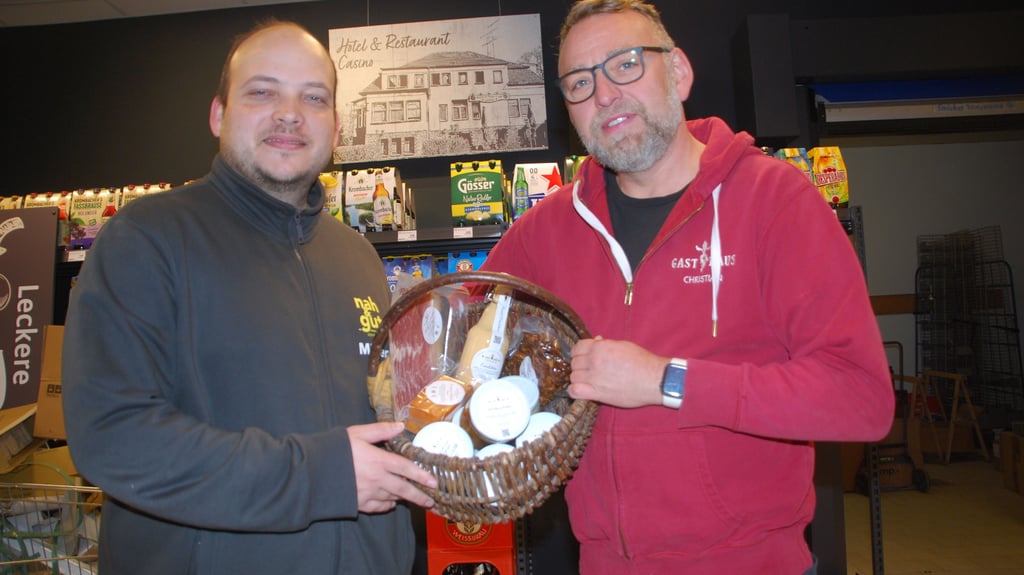 Fabian Müller (links) betreibt mittlerweile drei „nah & gut“-Filialen. Jene in Klein Wanzleben wird heute wiedereröffnet. Gastwirt Christian Trieger präsentiert sich mit seinen Produkten als regionaler Partner.