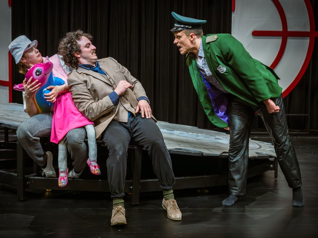 Ruth Weingarten, Jean-Baptiste Vizmathy (M.) und Leonard Wollner sind in der neuen Inszenierung "Achtsam morden" zu erleben. 