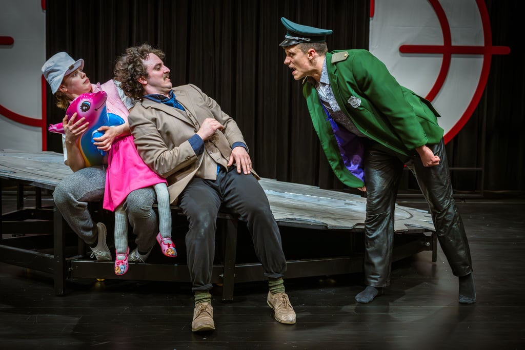 Ruth Weingarten, Jean-Baptiste Vizmathy (M.) und Leonard Wollner sind in der neuen Inszenierung "Achtsam morden" zu erleben. 