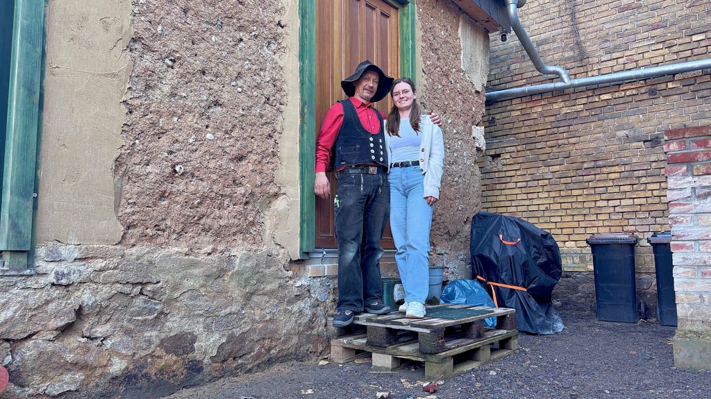 Noch nicht ganz fertig, aber glücklich. Vater Heiko Hoffmann und Tochter Janine vor dem Lehmhaus, das sie gemeinsam saniert haben.
