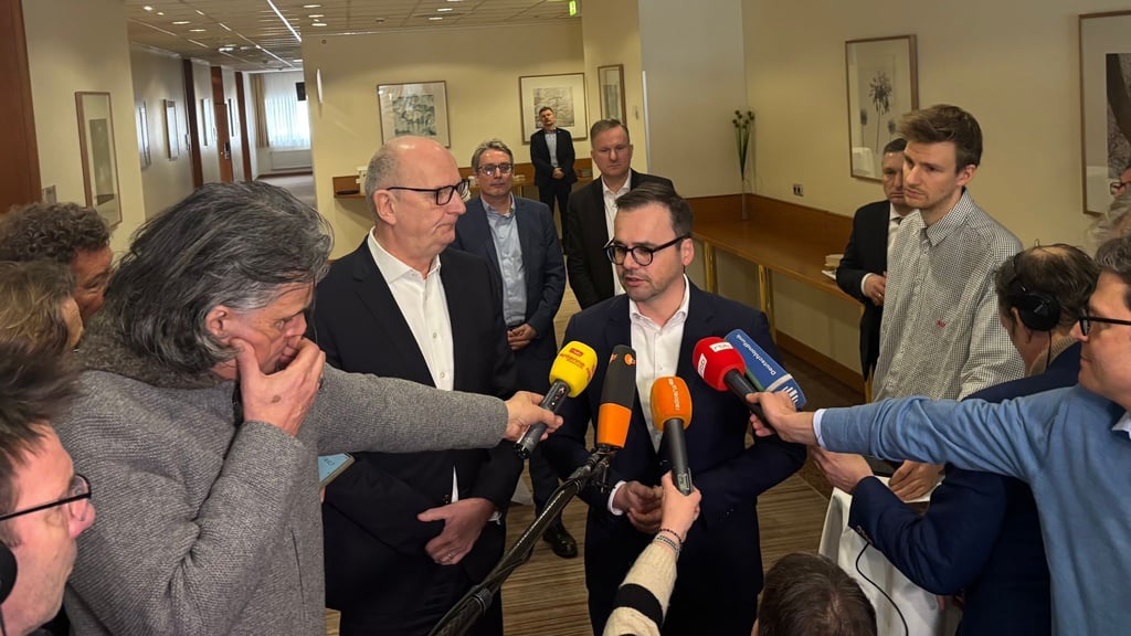 Die Spitzen der SPD und der CDU in Brandenburg, Ministerpräsident Dietmar Woidke und Landeschef Jan Redmann, präsentieren den Koalitionsvertrag (Archivbild).