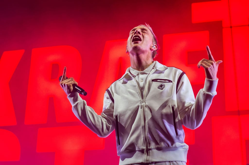 Die Band Kraftklub trat zum Tourauftakt in Schwerin auf.