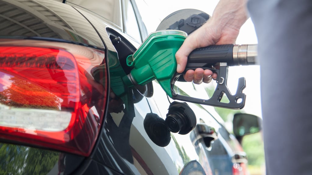 Umweltaspekt im Fokus: Der Bioethanol-Anteil in E10 soll den CO₂-Ausstoß im Vergleich zu reinem Benzin reduzieren, und ist in der Regel günstiger als das höherwertige Super Plus.