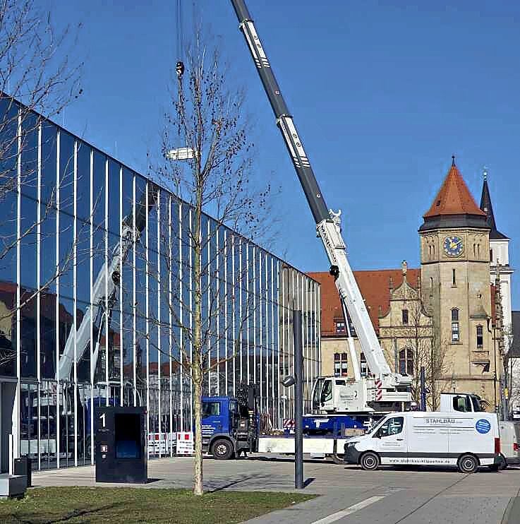 Kran im Einsatz: Nur sechs Jahre nach der Eröffnung - Bauhaus Museum in Dessau muss Klimaanlage austauschen