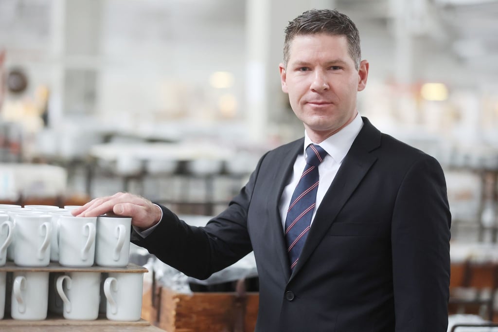 Geschäftsführer Daniel Jeschonowski steckt mit der Porzellanmanufaktur Kahla in finanziellen Schwierigkeiten. (Archivbild)