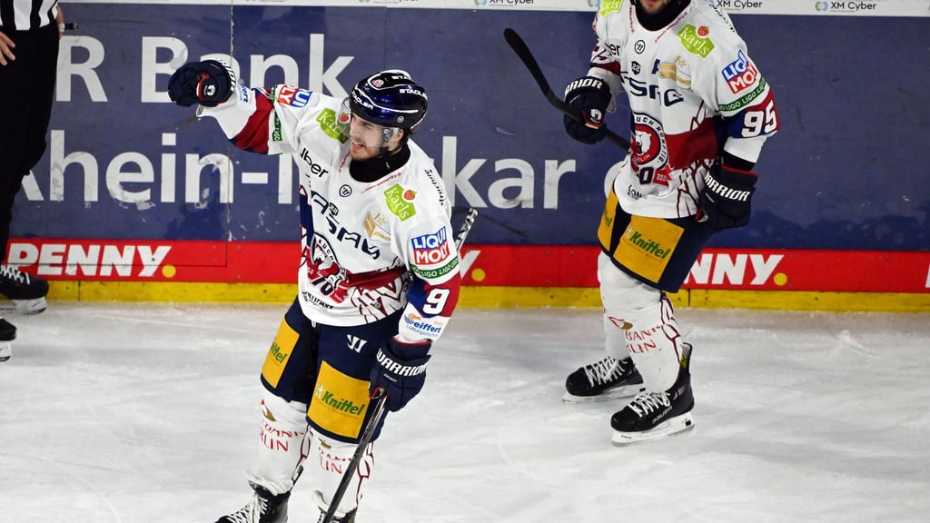 Ty Ronning (l.) erzielte das frühe 1:0 der Eisbären Berlin beim Auswärtssieg in Dresden.