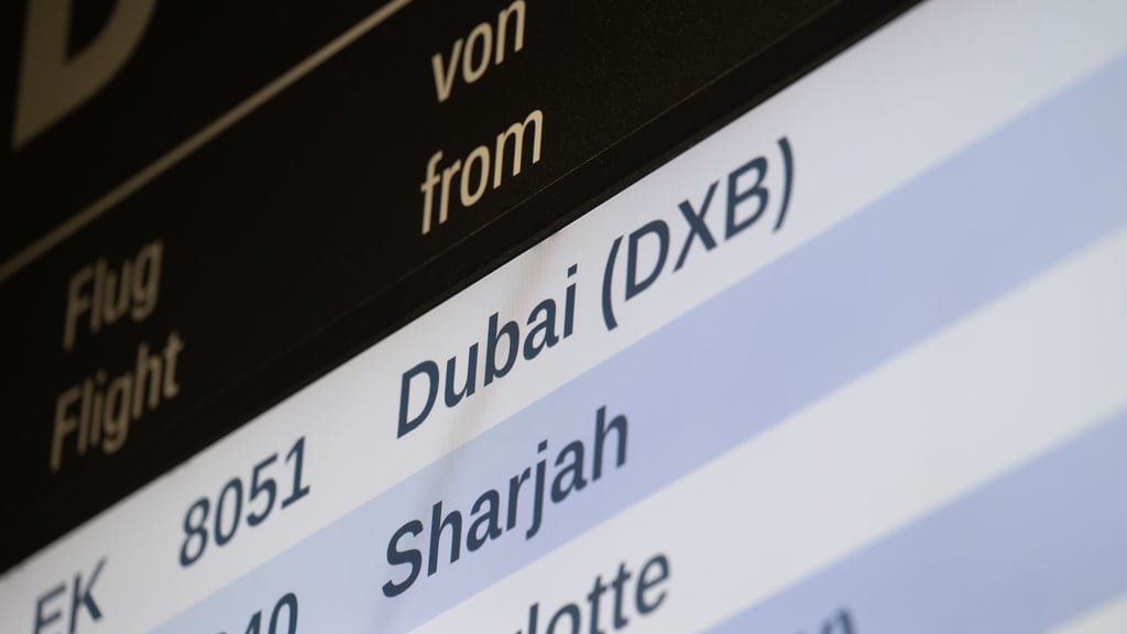 Wegen der Eskalation des Nahost-Konflikts sitzen Zehntausende Reisende in der Region fest.