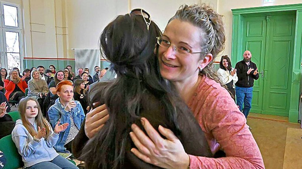 Schulsachbearbeiterin Nicole Zander (re.) ist sichtlich gerührt, als sich Burgschul-Leiterin Claudia Brandt-Heim bei ihr bedankt.