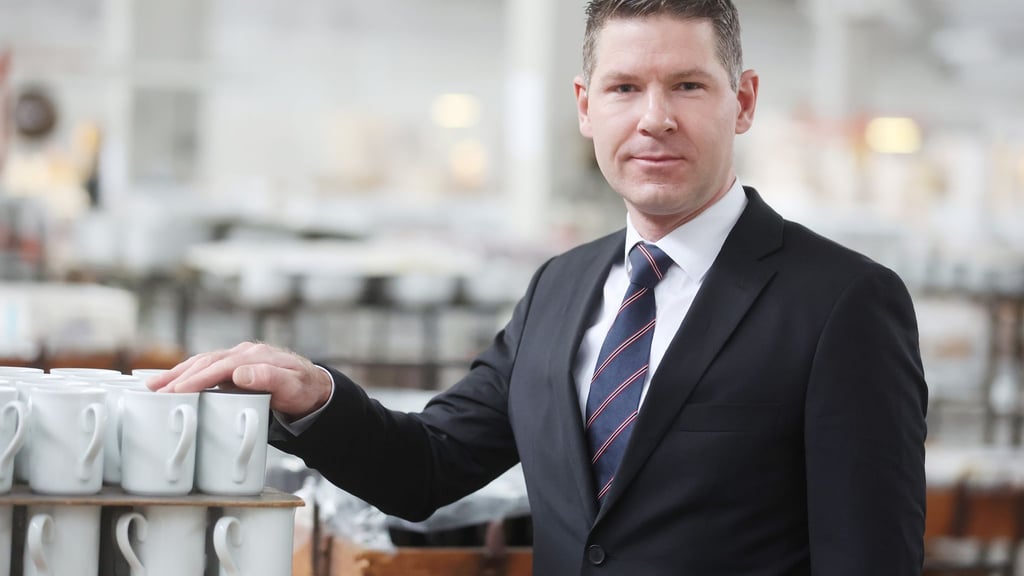 Geschäftsführer Daniel Jeschonowski steckt mit der Porzellanmanufaktur Kahla in finanziellen Schwierigkeiten. (Archivbild)