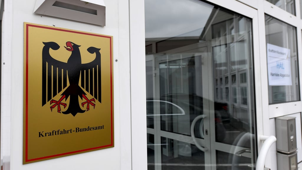 Das Kraftfahrt-Bundesamt veröffentlicht jeden Monat die neuen Zulassungszahlen von Neuwagen. (Archivbild)
