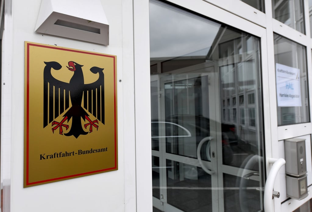 Das Kraftfahrt-Bundesamt veröffentlicht jeden Monat die neuen Zulassungszahlen von Neuwagen. (Archivbild)