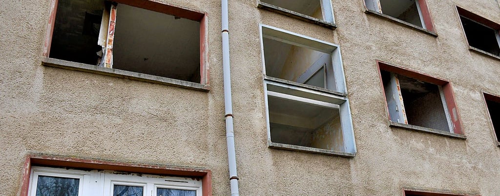 Die meisten Fenster fehlen. Die Blöcke zerfallen dadurch schneller.
