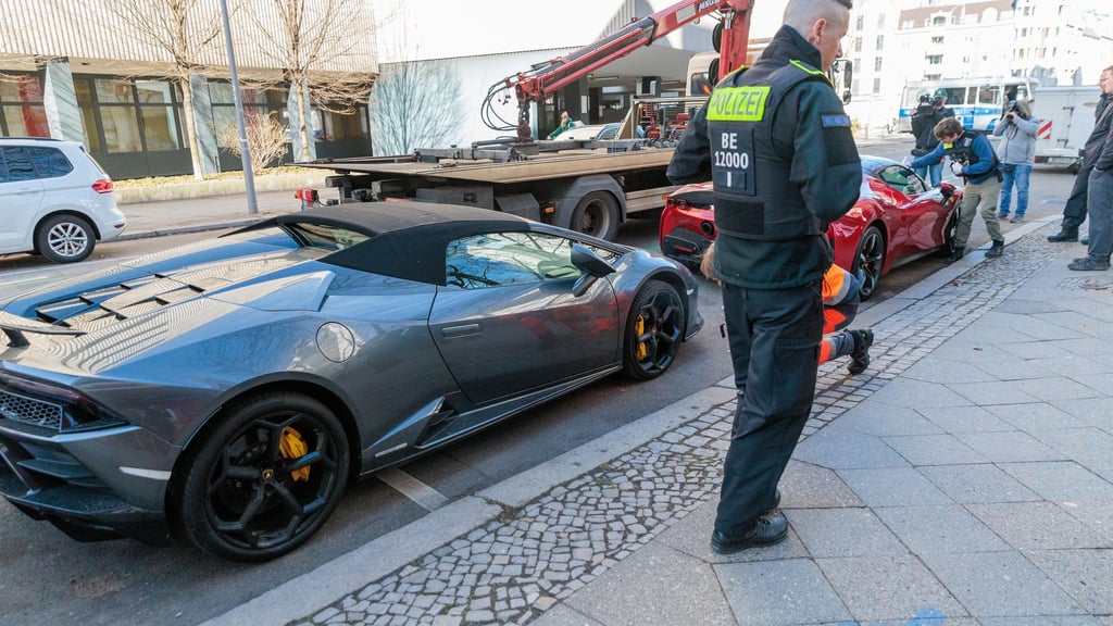 Rund 400 Polizisten durchsuchen seit dem Morgen Dutzende Objekte in Berlin. Es geht um mutmaßlichen Steuerbetrug.