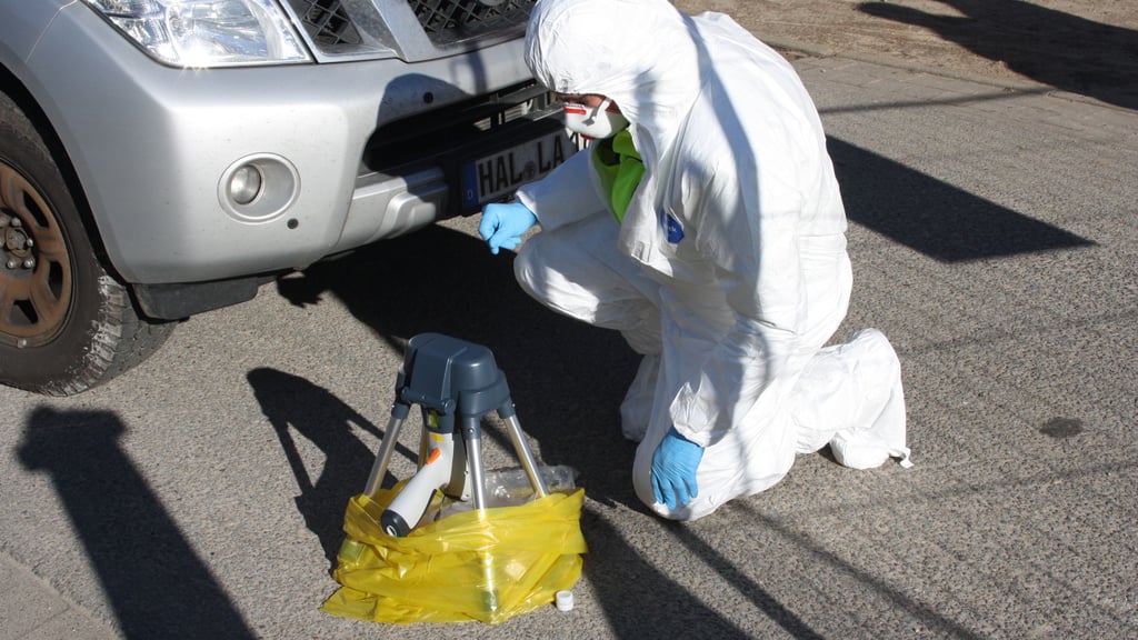 Mitarbeiter des Landesamtes für Umweltschutz im Vollschutz entnehmen Bodenproben am Molochsberg.