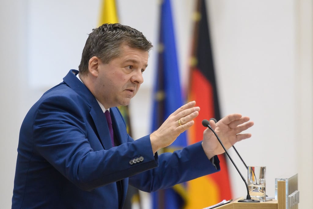 Ministerpräsident Sven Schulze (CDU) möchte die Schulausbildung in Sachsen-Anhalt praxisorientierter ausrichten.