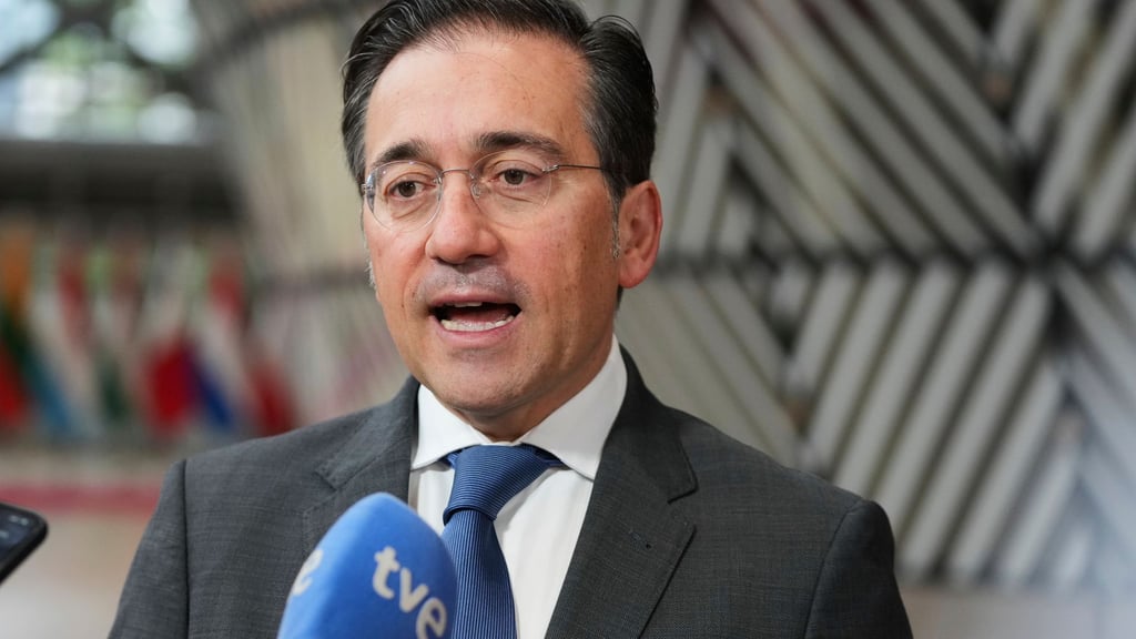 Spaniens Außenminister José Manuel Albares hat sich "überrascht" über das Schweigen von Bundeskanzler Friedrich Merz angesichts scharfer Angriffe von US-Präsident Donald Trump auf Spanien geäußert.