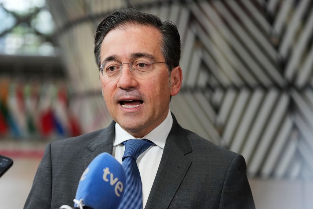 Spaniens Außenminister José Manuel Albares hat sich "überrascht" über das Schweigen von Bundeskanzler Friedrich Merz angesichts scharfer Angriffe von US-Präsident Donald Trump auf Spanien geäußert.