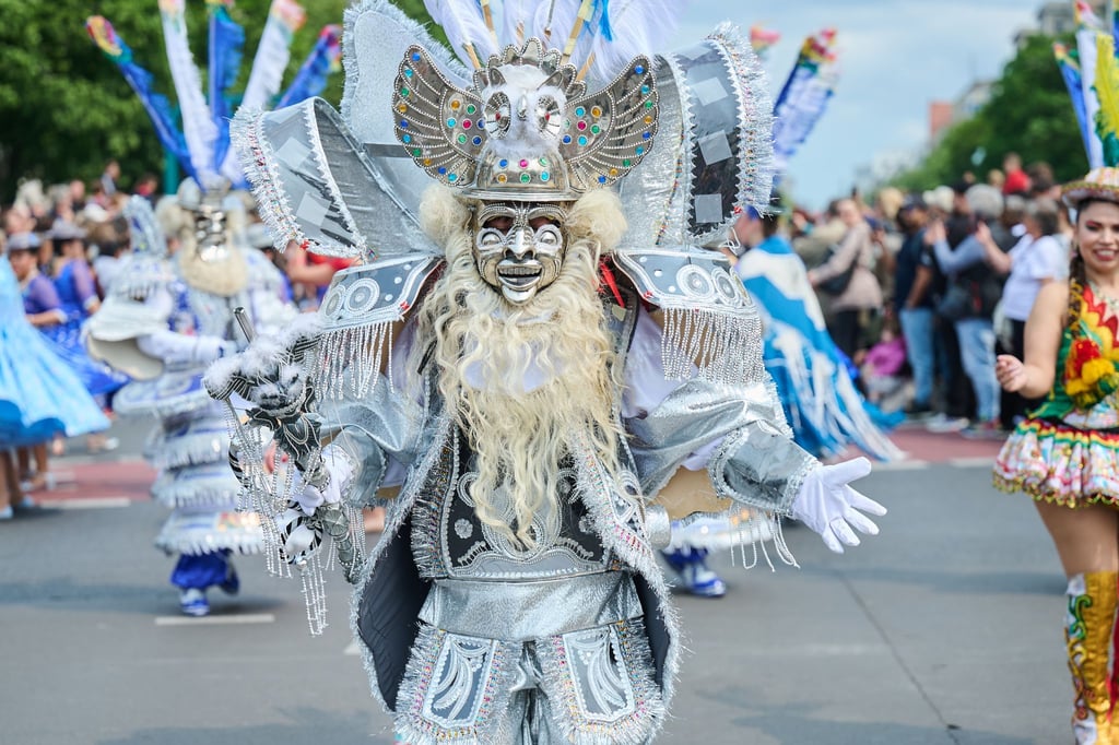 Der Straßenumzug gilt als ein Höhepunkt beim Karneval der Kulturen in Berlin. (Archivbild)