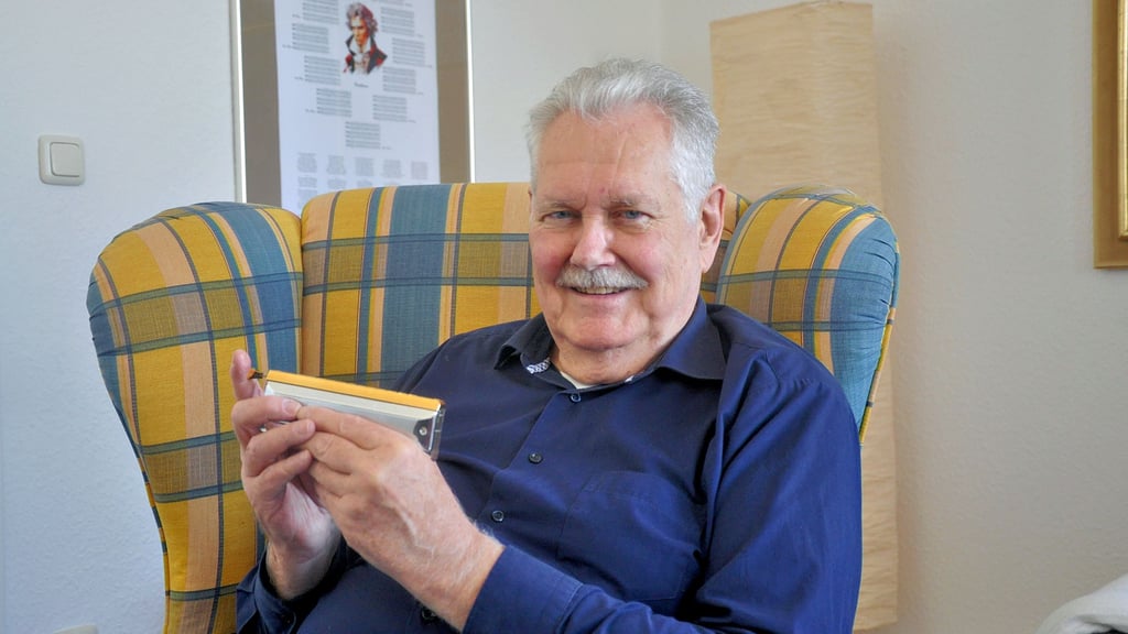Berthold Schönhoff spielt seit mehreren Jahren Mundharmonika  und möchte ein Orchester aufbauen. 