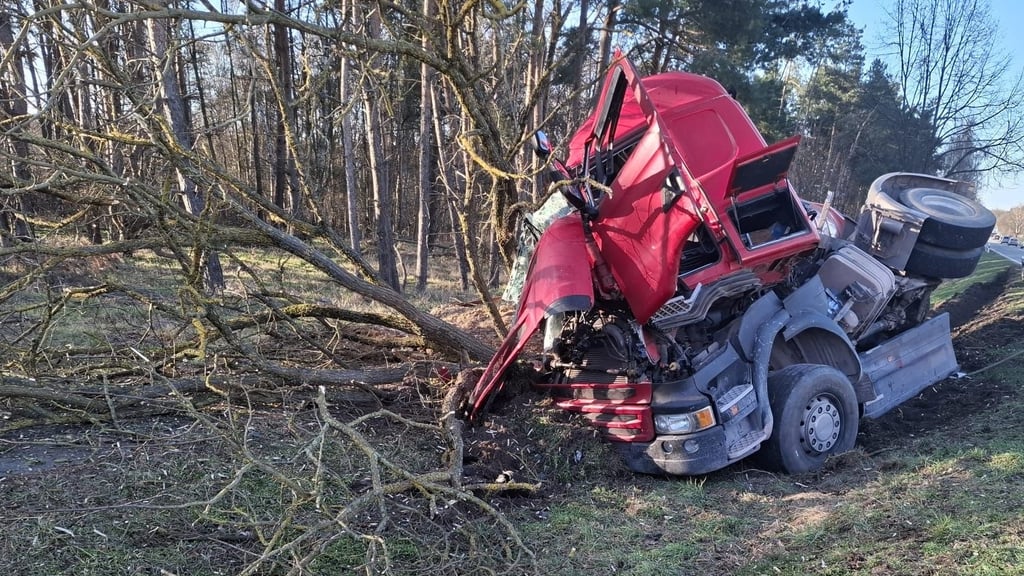 Ein Lkw-Fahrer ist auf der B189 bei einem Unfall schwer verletzt worden.