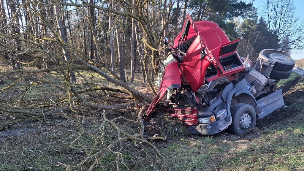 Ein Lkw-Fahrer ist auf der B189 bei einem Unfall schwer verletzt worden.