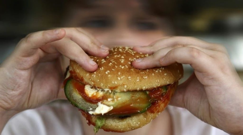 Fast Food wie Burger ist auch bei Kindern und Jugendlichen beliebt. Zu viel davon kann aber auch Folgen für die Gesundheit haben, warnen Fachleute zum Welt-Adipositas-Tag am 4. März.