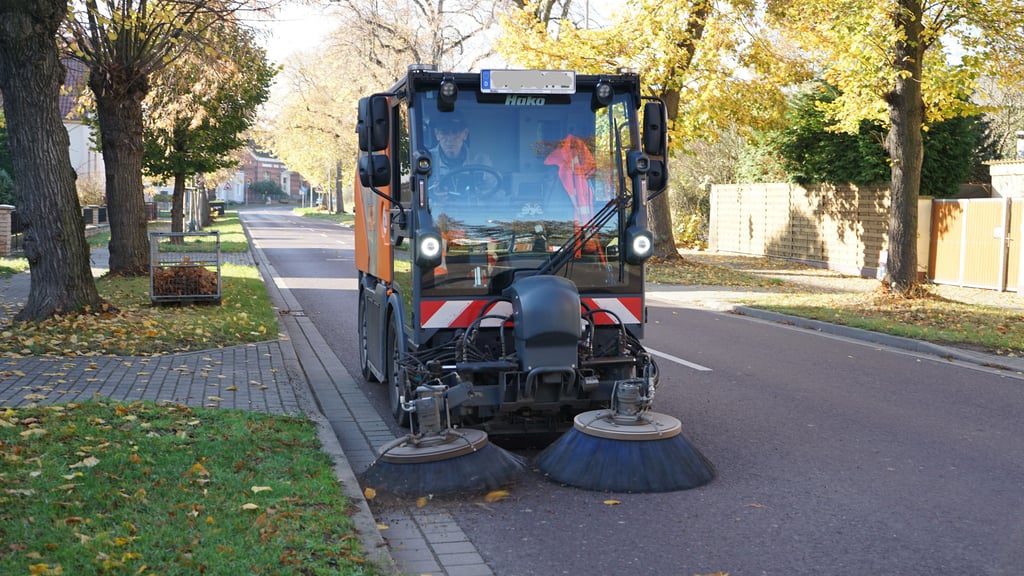 Mit einer Kehrmaschine wie auf diesem Foto werden seit 2026 die Straßen in Rossau bei Osterburg (Kreis Stendal) gefegt.