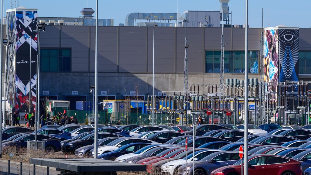 Das Ergebnis der Betriebsratswahl bei Tesla in Grünheide steht fest. (Archivbild)