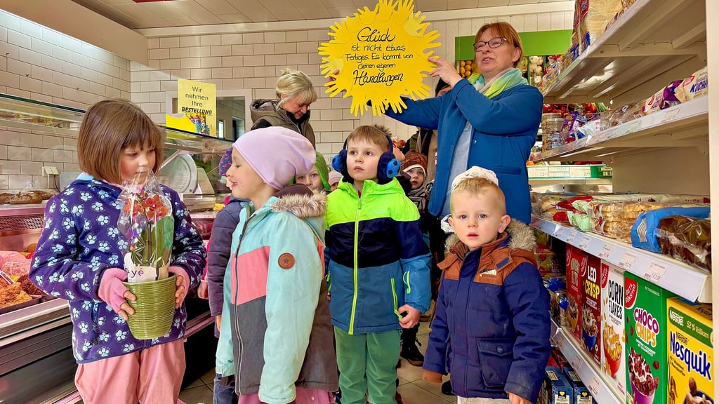 Die Kinder  der örtlichen Kita „Marienkäfer“  haben  am  Dienstag  Kevin   Wolters  und seinem Team   mit  einem  Programm zur Eröffnung gratuliert. 