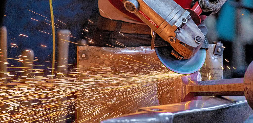 Mit einem Winkelschleifer soll ein 34-Jähriger versucht haben, einen Baustellencontainer an der B246am zwischen Schönebeck und Gommern, aufzubrechen. Die Polizeo verfolgte ihn unter anderem mit einem Hubschrauber.