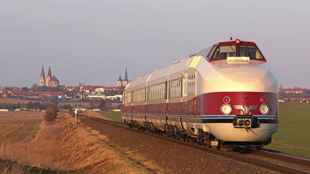 Der historische Schnelltriebwagen SVT Görlitz absolviert nach langen Restaurierungsarbeiten eine Probefahrt im Harz (Archivbild)