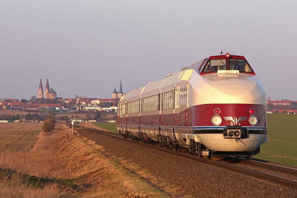 Der historische Schnelltriebwagen SVT Görlitz absolviert nach langen Restaurierungsarbeiten eine Probefahrt im Harz (Archivbild)