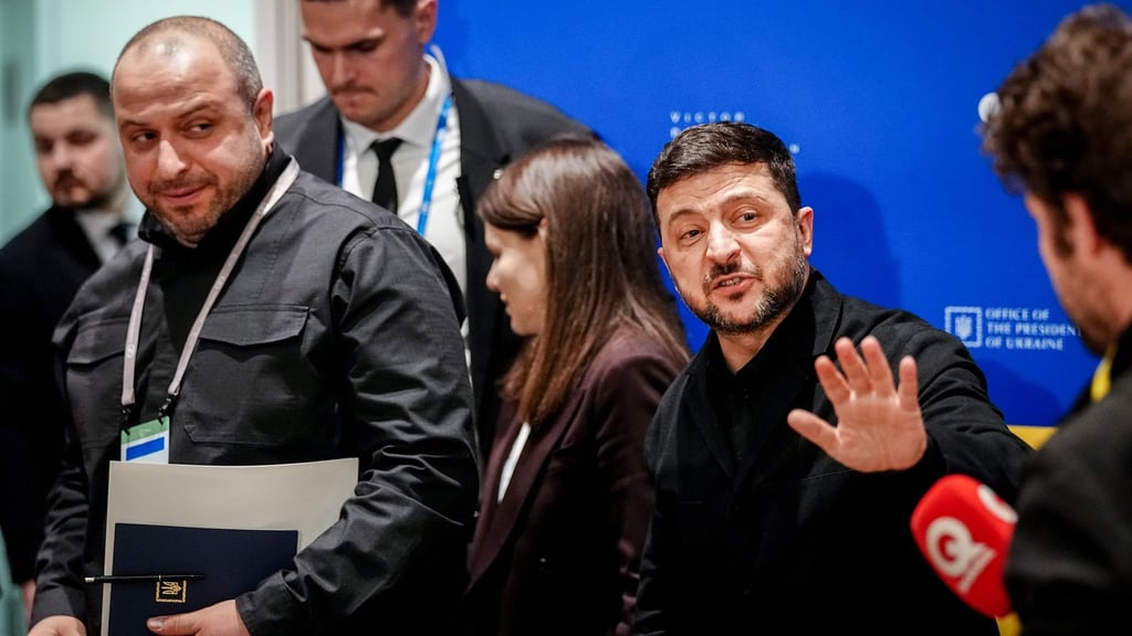 Der ukrainische Präsident Wolodymyr Selenskyj erklärt, dass die Friedensgespräche mit Russland unter US-Vermittlung wegen des Iran-Kriegs vertagt seien. (Archivbild)