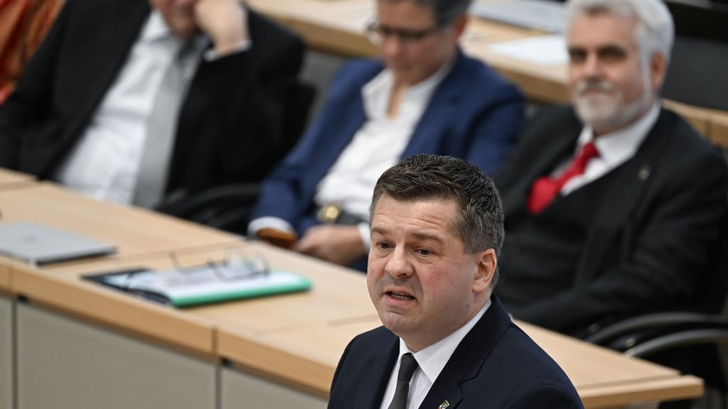 Ministerpräsident Sven Schulze (CDU) möchte die Schulausbildung in Sachsen-Anhalt praxisorientierter ausrichten. (Archivbild)