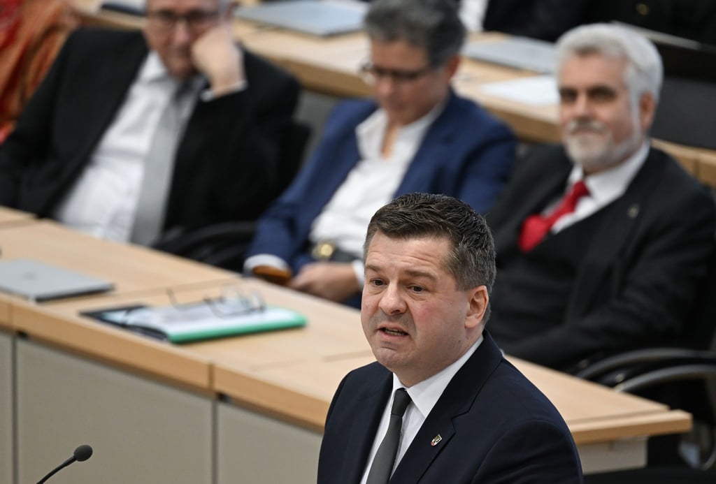 Ministerpräsident Sven Schulze (CDU) möchte die Schulausbildung in Sachsen-Anhalt praxisorientierter ausrichten. (Archivbild)