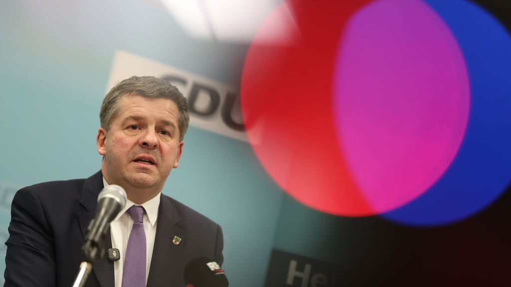 Zur Entlastung von Unternehmen und Verbrauchern angesichts steigender Ölpreise bringt Sachsen-Anhalts Ministerpräsident Sven Schulze (CDU) ein Aussetzen des Emissionshandels ins Spiel. (Archivbild)