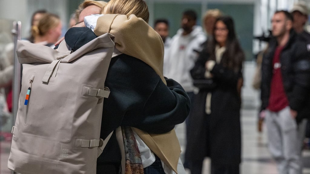 Viele Heimkehrer lagen am Flughafen erleichtert ihren Familien in den Armen.