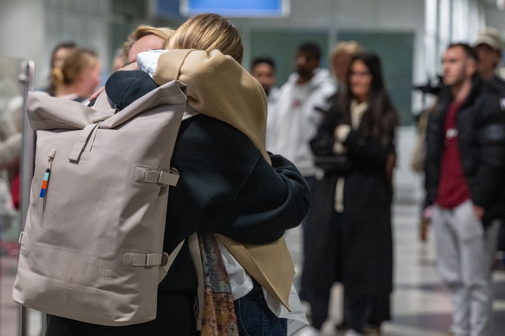 Viele Heimkehrer lagen am Flughafen erleichtert ihren Familien in den Armen.