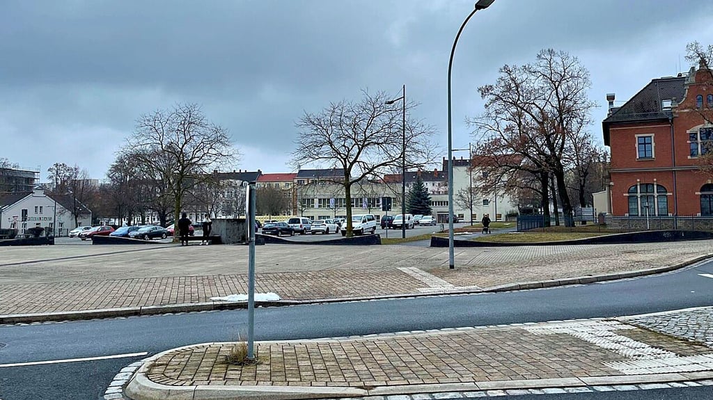 Der Parkplatz auf dem Schützenplatz in Zeitz wird Stellplatz für Container. Mindestens 140 Parkplätze fallen weg.  Im linken  Bereich kommt der Schulhof hin. Ersatzparkplätze gibt es nicht, was viele sehr stört.
