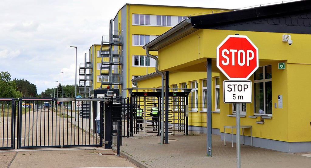 Der Eingangsbereich der Erstaufnahmeeinrichtung an der Gardelegener Straße in Stendal, die  Ende 2025  den Regelbetrieb aufgenommen hat.