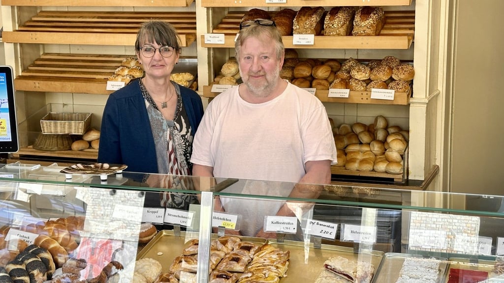 Bäckermeister Jürgen Weidner und Verkäuferin Vivian Wöckner halten die Bäckerei in Reideburg mit einem Gesellen aufrecht.