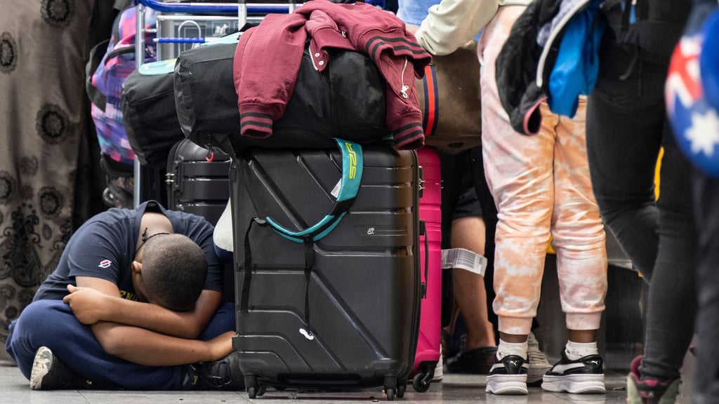 Auf Flughäfen in der Golfregion warten Urlauber darauf, wieder nach Hause zurückkehren zu können. 