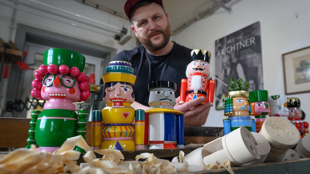 Holzspielzeugmacher Markus Füchtner mit den neuen Charakteren der "Knack-Dialog" Serie.