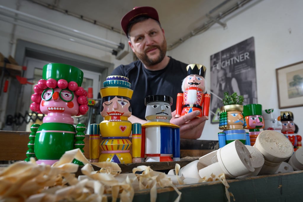 Holzspielzeugmacher Markus Füchtner mit den neuen Charakteren der "Knack-Dialog" Serie.